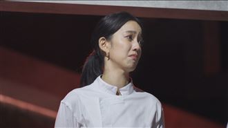 陳庭妮紅著眼眶嘟嘴直呼「淘汰隊友好難」。（圖／華視提供）