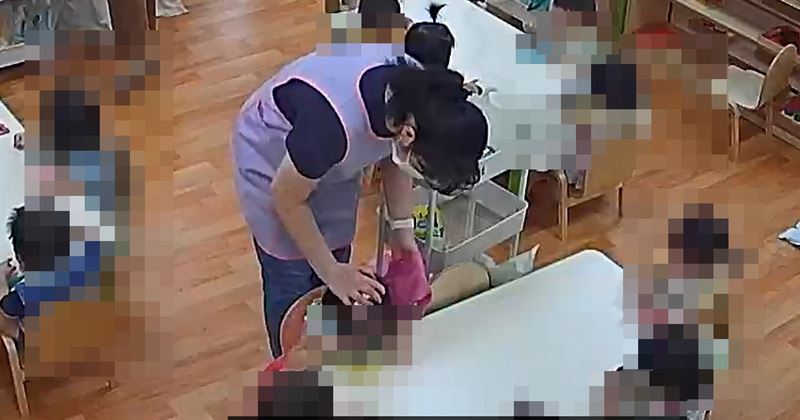 林姓托育師強壓女童頭部過程被監視器拍下。（圖／家長提供）