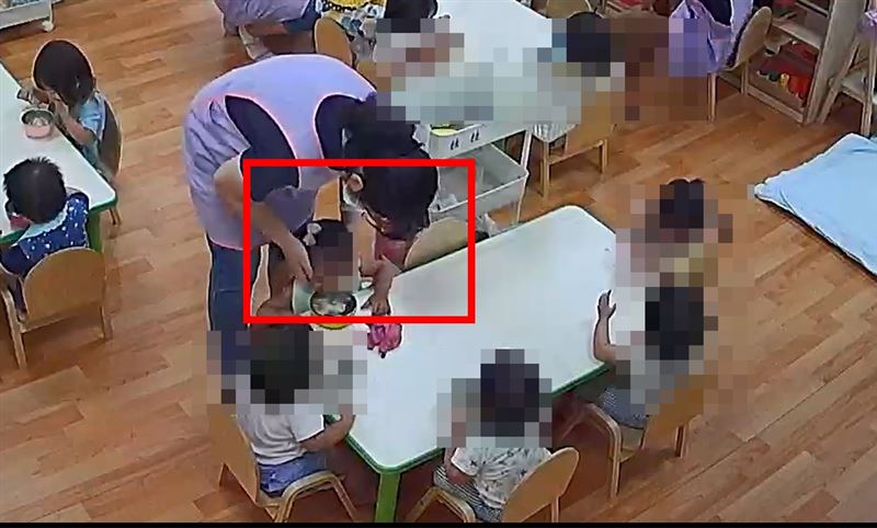 林姓托育師雙手拍打女童臉部被監視器拍下。（圖／家長提供）