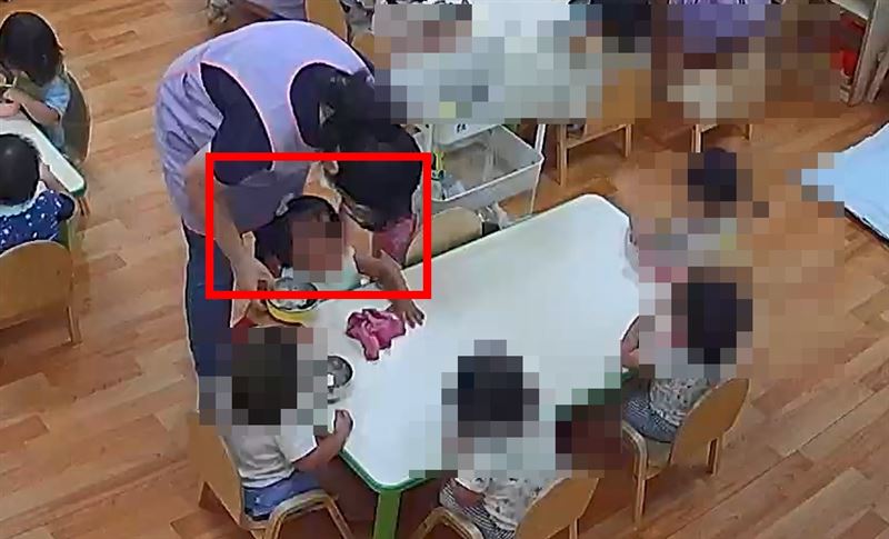 林姓托育師單手拍打女童臉部被監視器拍下。（圖／家長提供）