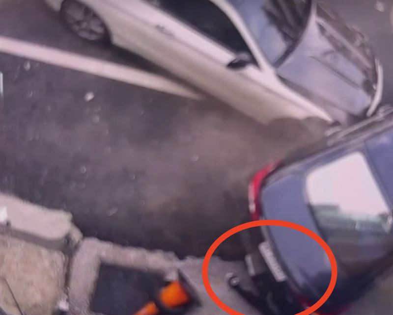 20歲賓士駕駛疑似為注意前方狀況，恍神撞擊路邊車輛。（圖／翻攝畫面）