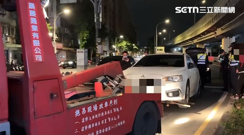 邱姓白牌車司機被唾液快篩驗出安毒反應，車輛遭拖吊移置保管。（圖／翻攝畫面）