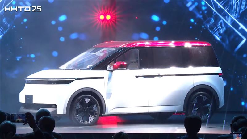 鴻海Model A電動MPV壓軸登場。（圖／翻攝鴻海YT）