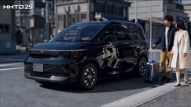 貫穿式LED頭燈具有濃厚科技感。（圖／翻攝鴻海YT）