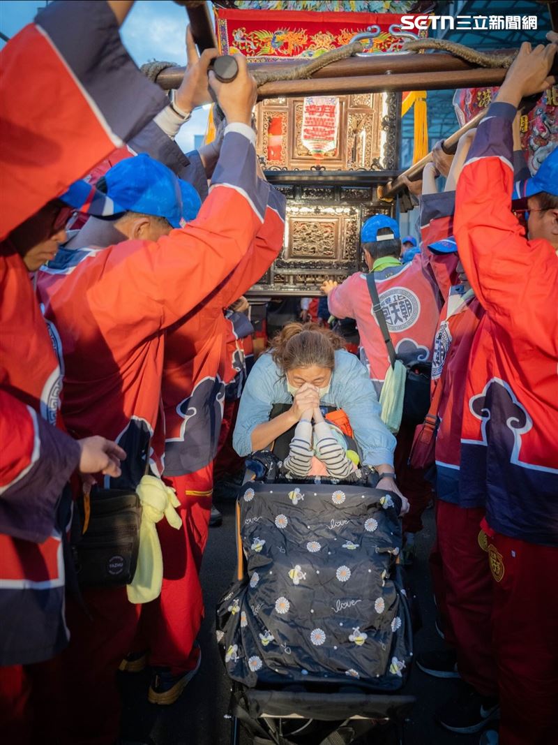 陣頭為趕路原先不提供信徒鑽轎，母子倆成了當天破例。（圖／朝天宮攝影組提供）