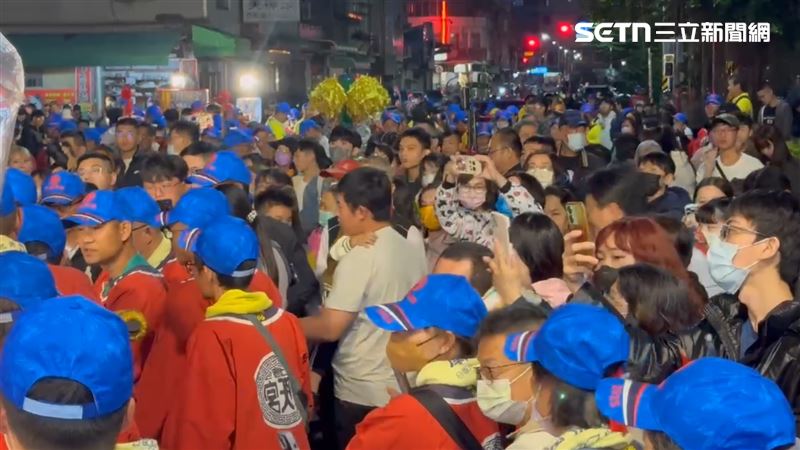 沿路不少家長帶著孩子找尋鑽轎機會。（圖／民眾提供）