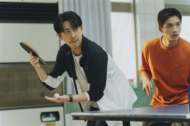 施名帥(左)延續先前在《乒乓男孩》魔鬼教練形象，被劇組巧妙翻玩成監所乒乓高手，在現場再次展現扎實底子。右為陳澤耀。（圖／愛奇藝國際版、壹壹影業提供）