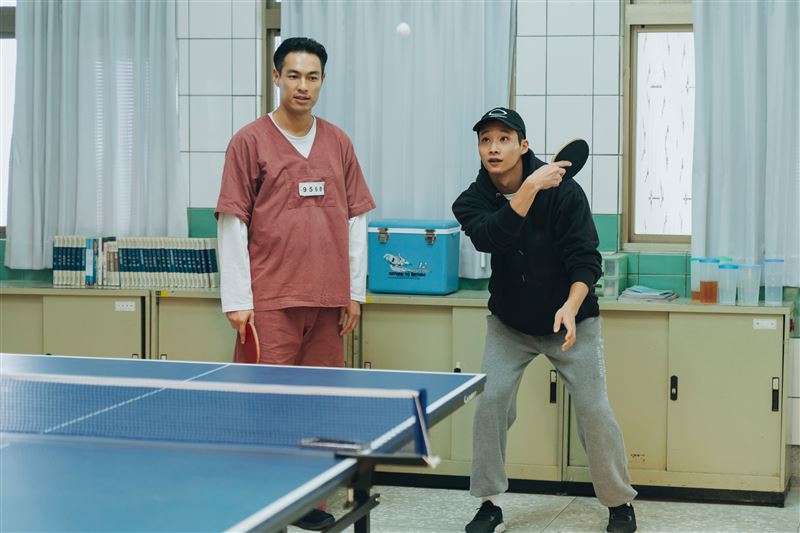 桌球動作設計黃冠智(右)示範桌球動作。左為楊祐寧。（圖／愛奇藝國際版、壹壹影業提供）