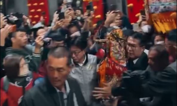 北港媽南巡18日駐駕在西港慶安宮，王母原想帶上兒子參拜，因當晚天氣變冷，擔心孩子感冒作罷。（圖／翻攝自北港朝天宮臉書）