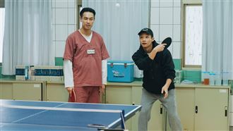 桌球動作設計黃冠智(右)示範桌球動作。左為楊祐寧。（圖／愛奇藝國際版、壹壹影業提供）