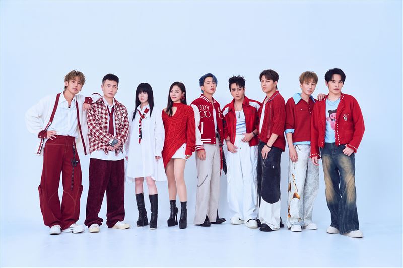 Energy、丁噹（左四）、白安（左三）、鼓鼓呂思緯（左一）、蕭秉治（左二）陪你過聖誕。（圖／相信音樂提供）