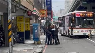 公車司機跟YouBike騎是在街頭起衝突。（圖／翻攝自洪門黑豪山） 