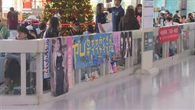 南韓人氣女團TWICE本週將在高雄巨蛋連唱兩天，吸引大批粉絲提前湧入小港機場準備接機。（圖／翻攝自三立新聞台）