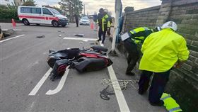 苗栗苑裡，16歲高中生，無照騎機車，路口猛撞機車，摔進水溝，重傷昏迷搶救(圖／翻攝畫面)