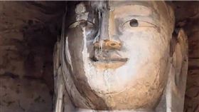 雲岡石窟佛像的眉骨與鼻樑處懸掛著細長冰凌，遠看宛如大佛因受寒而「流鼻涕」。（圖／翻攝自《百度》）