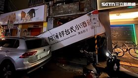 知名連鎖餐酒館的招牌突然掉落。（圖／翻攝畫面）