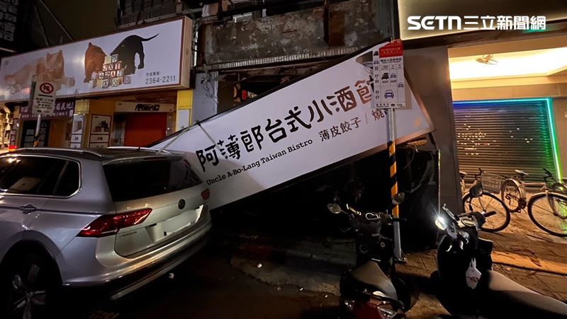 知名連鎖餐酒館的招牌突然掉落。（圖／翻攝畫面）