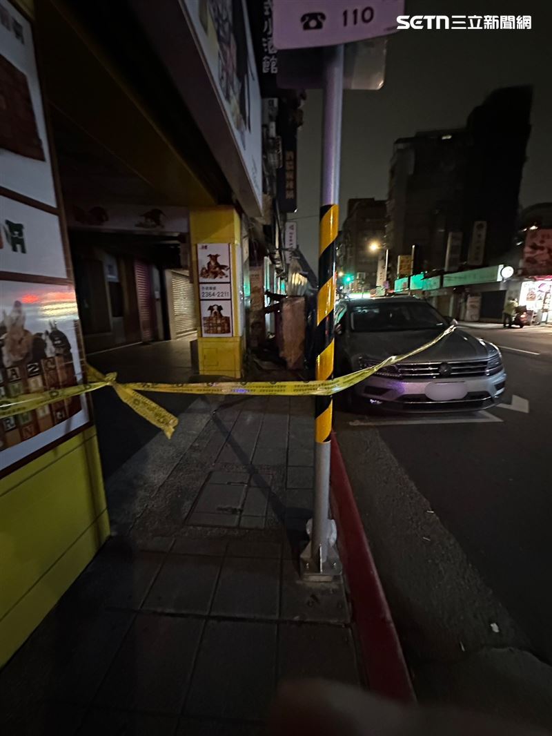 知名連鎖餐酒館的招牌突然掉落。（圖／翻攝畫面）