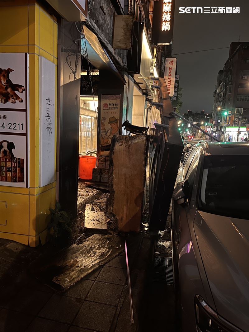 知名連鎖餐酒館的招牌突然掉落。（圖／翻攝畫面）