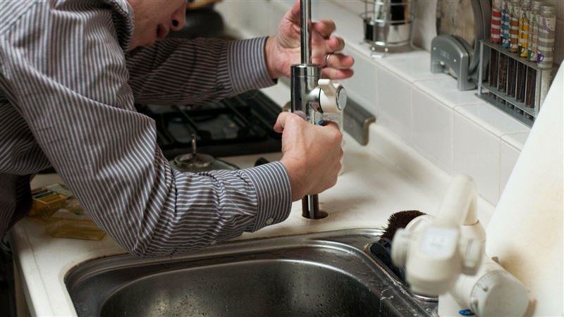 水電工「硬上」鄰家人妻！她嚇到叫不出來