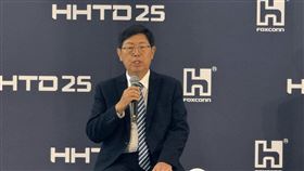 鴻海科技日會後，董事長劉揚偉談台美關稅與「台灣模式」赴美聚落，稱未參與談判但各方回應正面，鴻海願助攻政府爭取更佳稅率與投資條件、降低企業單打獨鬥成本；AI政策則主張用「電力＝算力」溝通更直覺，供電穩定、核電風向受關注。（圖／記者師瑞德攝影）