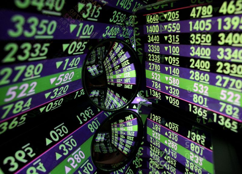 台股21日開低走低，終場收在26434.94點，跌破26470點季線關卡，下跌991.42點，為史上第6大收盤跌點，成交值新台幣5498.35億元