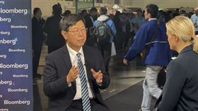 鴻海科技日後，董座劉揚偉先提AI用電壓力，稱核能政策氣氛似有鬆動但不代政府定調；並主張以「電力＝算力」溝通更直覺。談台美關稅與赴美「台灣模式」，他說雖未參談判，但各方回饋正面，鴻海願助攻政府、降低企業赴美單打獨鬥成本。（圖／記者師瑞德攝影）