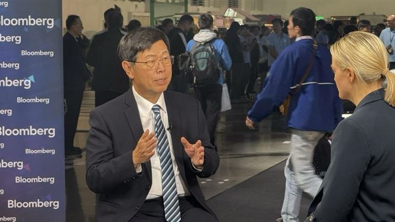 鴻海科技日後，董座劉揚偉先提AI用電壓力，稱核能政策氣氛似有鬆動但不代政府定調；並主張以「電力＝算力」溝通更直覺。談台美關稅與赴美「台灣模式」，他說雖未參談判，但各方回饋正面，鴻海願助攻政府、降低企業赴美單打獨鬥成本。（圖／記者師瑞德攝影）