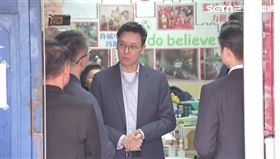 國安會副秘書長林飛帆看發民防手冊（圖／翻攝畫面）