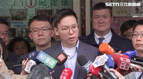 國安會副秘書長林飛帆看發民防手冊（圖／翻攝畫面）