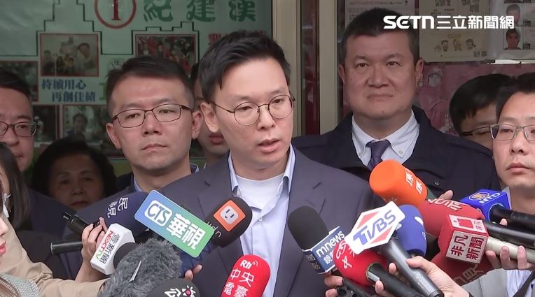 國安會副秘書長林飛帆視察發送「民防手冊」。（圖／翻攝畫面）