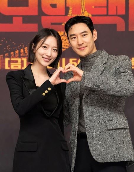 表藝珍（左）也以短髮造型登場，她表示角色高恩在這季責任更重。右為李帝勳。（圖／翻攝自friDay影音IG）