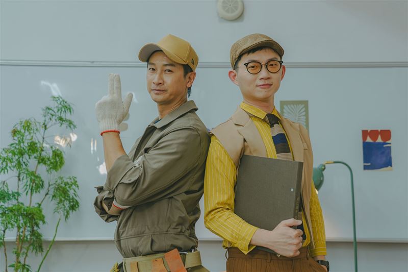 Darren邱凱偉（左）化身「水電工」協助視網膜偵探團隊破案。（圖／小公視提供）