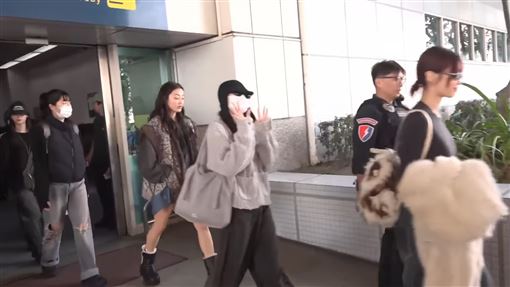 TWICE抵達高雄！7成員現身揮手機場掀暴動