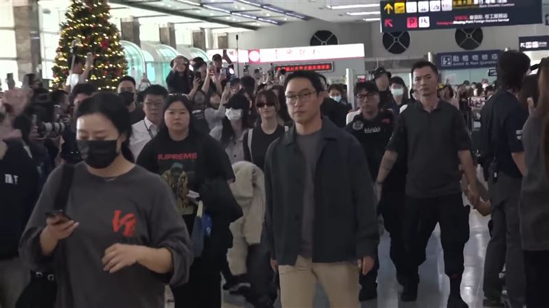 TWICE抵達台灣，大批粉絲機接。（圖／翻攝自三立新聞台）