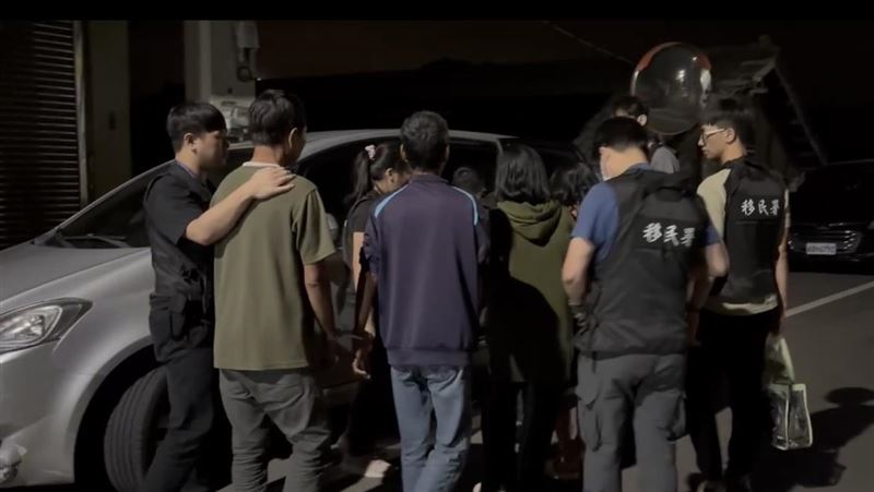 新北市專勤隊查獲39名逾期停留泰籍人士。（圖／翻攝畫面）