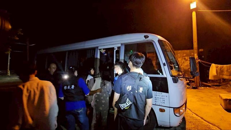 新北市專勤隊查獲39名逾期停留泰籍人士。（圖／翻攝畫面）