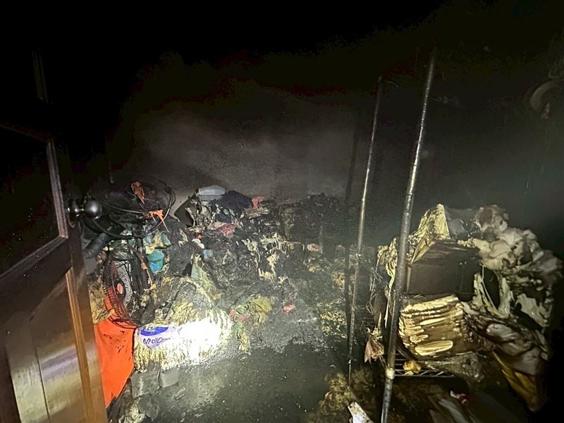 民宅4樓發生火警，現場燒到一片焦黑。（圖／翻攝畫面）