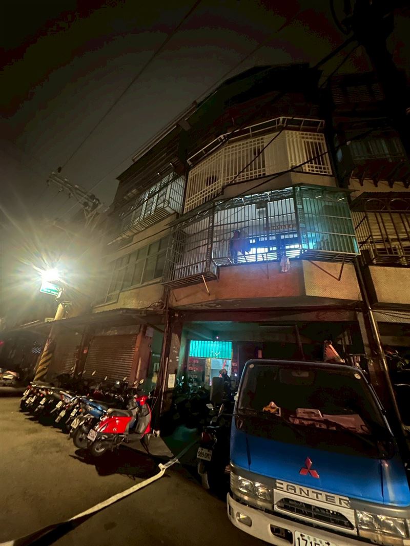 桃園市八德區一處民宅今清晨發生火警，屋主燒死在屋內。（圖／翻攝畫面）