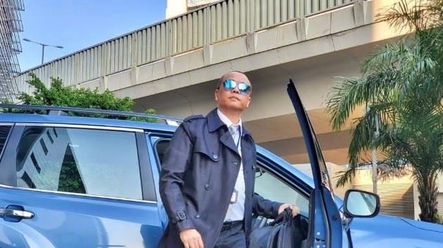 歐陽震華蛇纏腰爆痛！眼睛差點失明