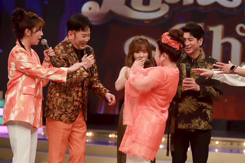 左起陽帆、荒山亮、吳淑敏跟白冰冰同台。（圖／民視提供）