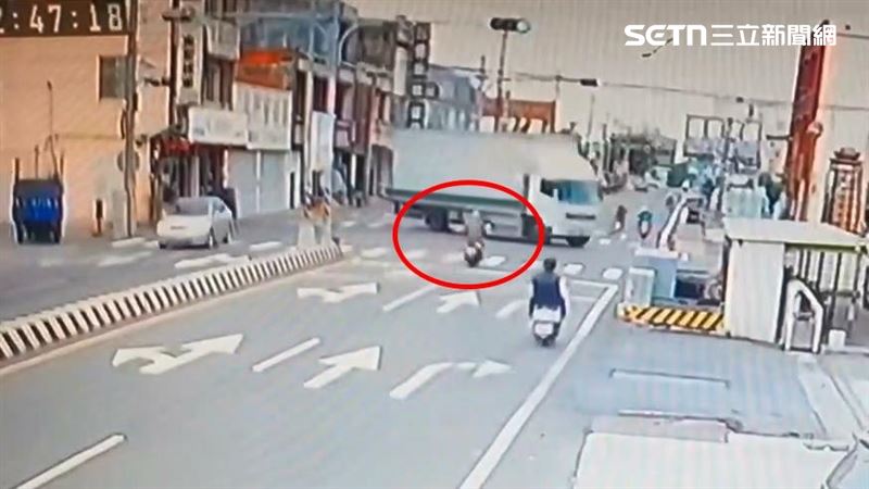 大貨車在路口左轉彎，對向何姓老翁騎車直衝而來，攔腰猛撞大貨車後重摔倒地。（圖／翻攝畫面）