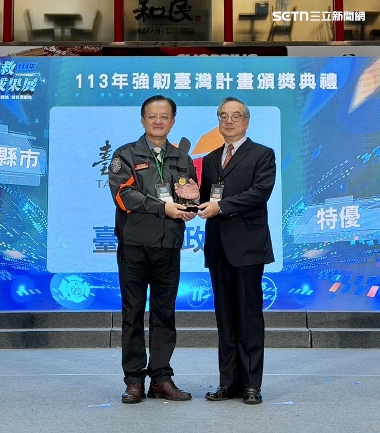 台南市政府榮獲特優，消防局副局長楊宗林代表受獎。（圖／台南市消防局提供）