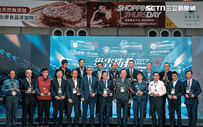 台南市政府榮獲特優，由消防局副局長楊宗林（左二）代表受獎。（圖／台南市消防局提供）