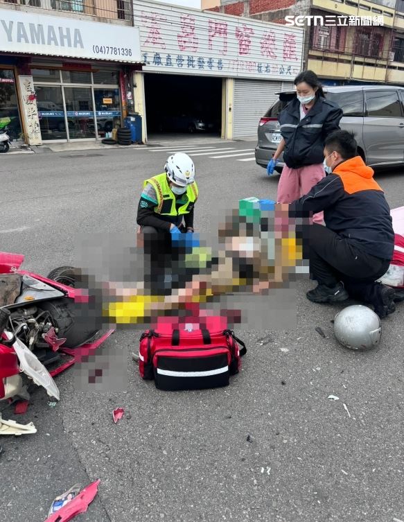 79歲老翁騎車猛撞大貨車，當場失去生命跡象，送醫不治。（圖／翻攝畫面）