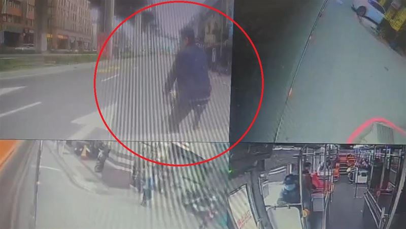 被按喇叭不爽，YouBike騎士攔下公車與司機當街大吵推擠。（圖／翻攝畫面）