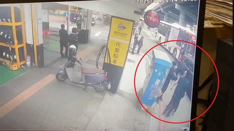 被按喇叭不爽，YouBike騎士攔下公車與司機當街大吵推擠。（圖／翻攝畫面）