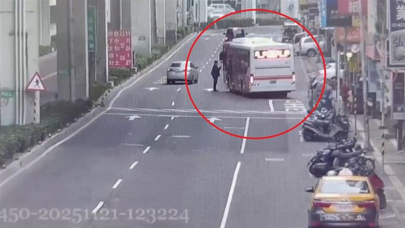 被按喇叭不爽，YouBike騎士攔下公車與司機當街大吵推擠。（圖／翻攝畫面）