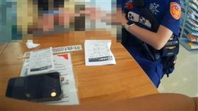 網戀變噩夢，男網友自稱竹聯幫，台中人妻超商ATM前，崩潰痛哭，見警發抖：我好害怕(圖／翻攝畫面)