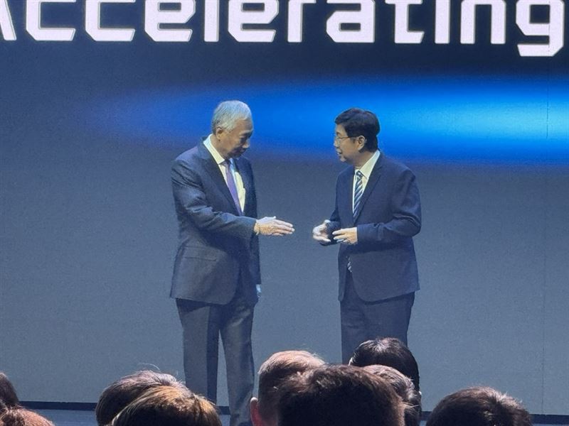 郭台銘時隔3年重返鴻海科技日，服喪期白髮現身、未致詞僅鞠躬致意，劉揚偉開場感謝其創業打底與支持。郭全程台下聽講並與劉低聲交流，畫面對比2021首屆科技日他生日駕Model E登場、宣示MIH電動車雄心，象徵精神續航再起。（圖／記者師瑞德攝影）